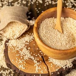 Ele é rico em minerais, antioxidantes e compostos naturais que ajudam a fortalecer o organismo e promover bem-estar