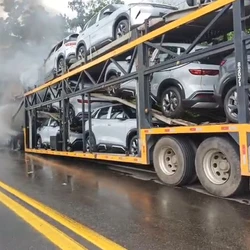 O Corpo de Bombeiros atua no combate às chamas, que já destruíram parte da carga de automóveis