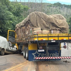 Batida frontal aconteceu na zona rural do município, próximo ao distrito de Ângelo Freschiani, na tarde de segunda-feira (9)
