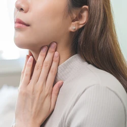 Para avaliar a tireoide, os médicos costumam começar com exames de sangue que analisam o funcionamento da glândula