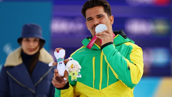 O esquiador garantiu a medalha de prata nesta terça-feira (10) na Paralimpíada de Inverno de Milão-Cortina (Itália)