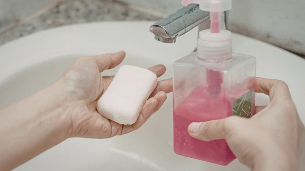 Mãos, rosto, corpo, axilas e as regiões íntimas têm necessidades diferentes. Entenda quais sabonetes são indicados para cada área e suas características específicas