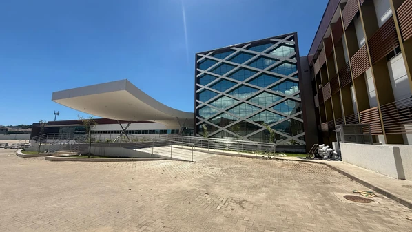 Com pronto-socorro adulto e pediátrico 24h, a nova unidade terá 100 leitos de internação, capacidade para realizar 30 mil atendimentos mensais, além de um centro avançado de diagnóstico por imagem com tecnologia de ponta