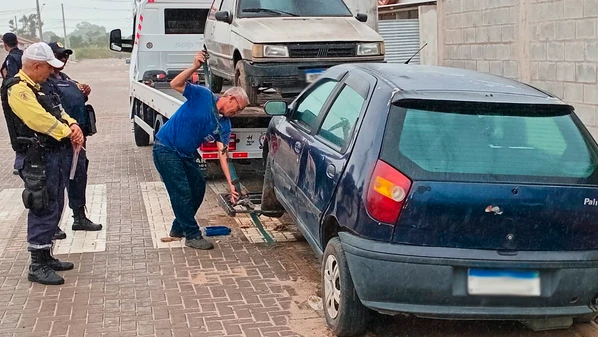 A maior parte dos veículos apresentava pneus murchos, vidros quebrados e sinais visíveis de abandono