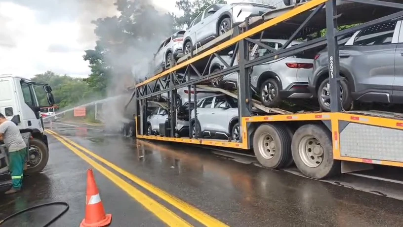 Incêndio em caminhão-cegonha prejudica o trânsito na BR 101 em Fundão