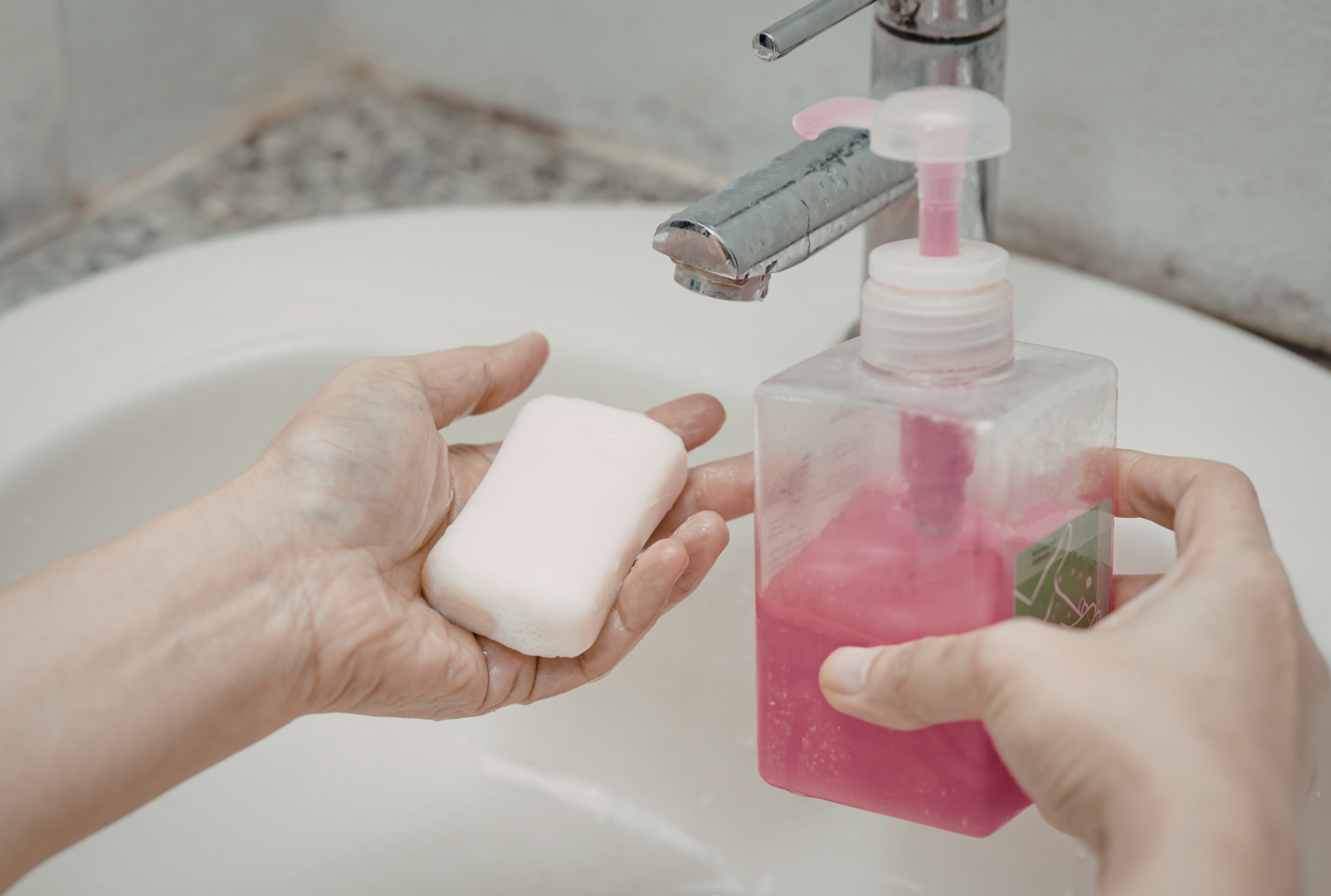Conheça a lista de sabonetes próprios para partes específicas do corpo. Crédito: Canva