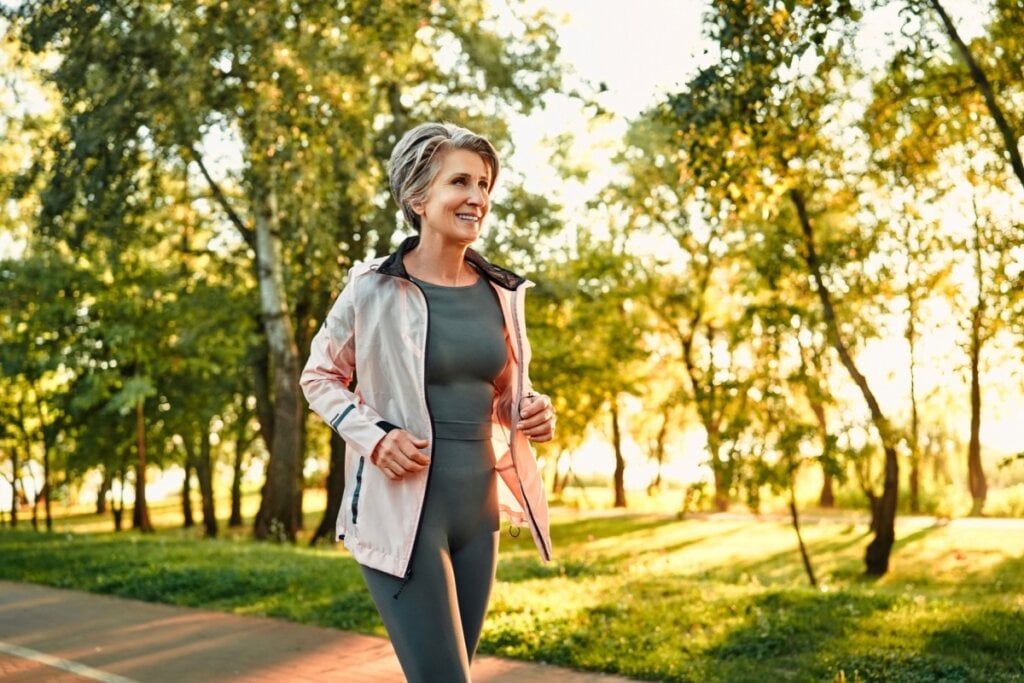 A prática de exercícios ajuda a controlar sintomas da menopausa, melhora o humor e a disposição (Imagem: Harbucks | Shutterstock)
