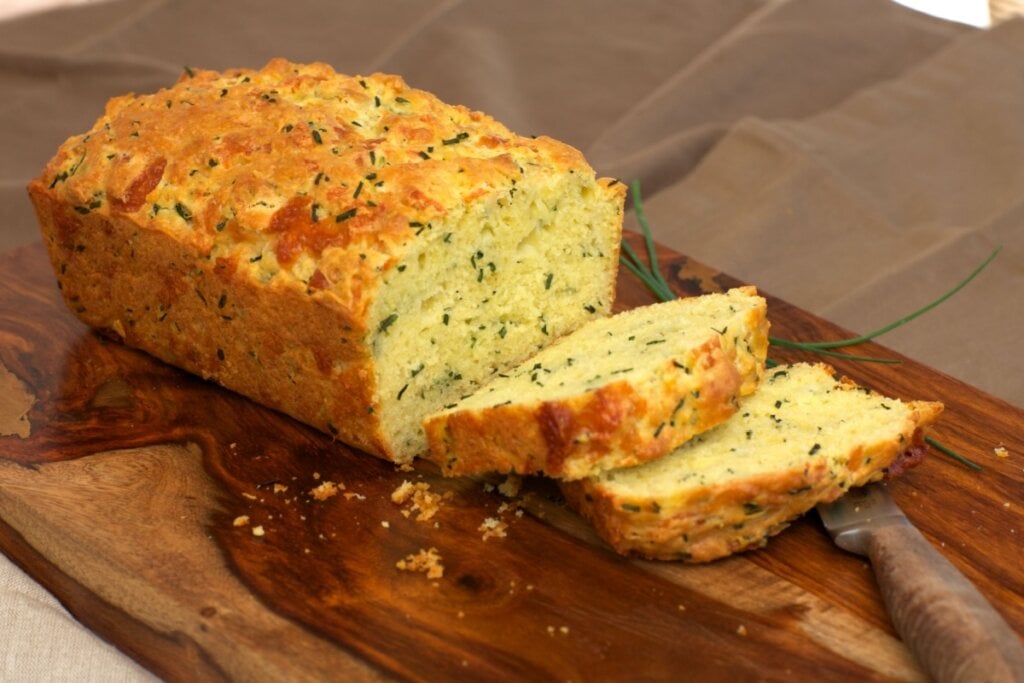 Bolo de fubá salgado com queijo e cebolinha (Imagem: Julie Vader | Shutterstock) 