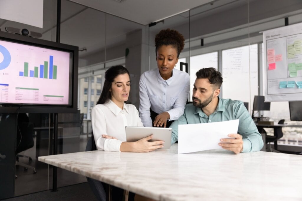 Controle de custos e planejamento de capital de giro são passos essenciais para sustentar o crescimento da empresa (Imagem: fizkes | Shutterstock)