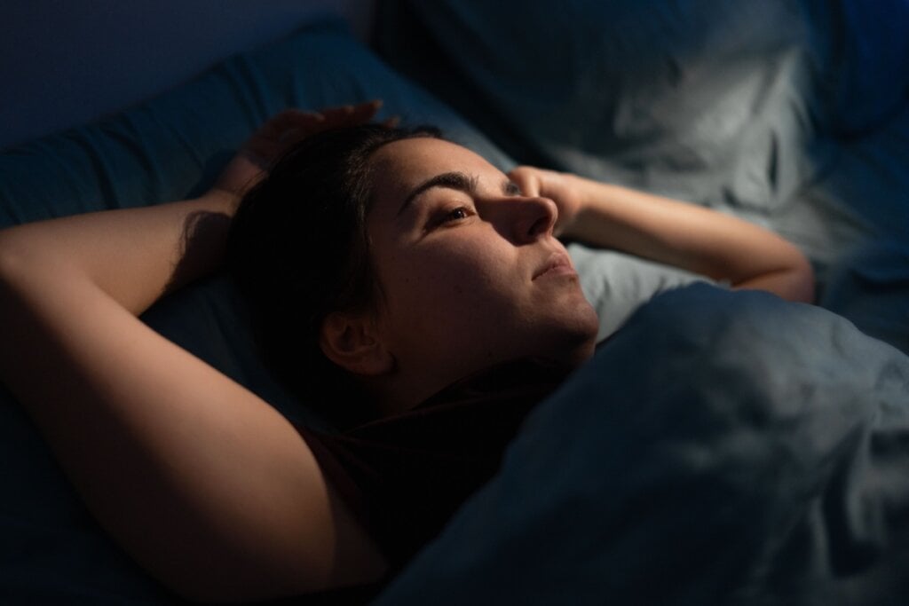 Dificuldade recorrente para iniciar ou manter o sono pode indicar que o descanso está comprometido e exigir avaliação médica (Imagem: Lysenko Andrii | Shutterstock)