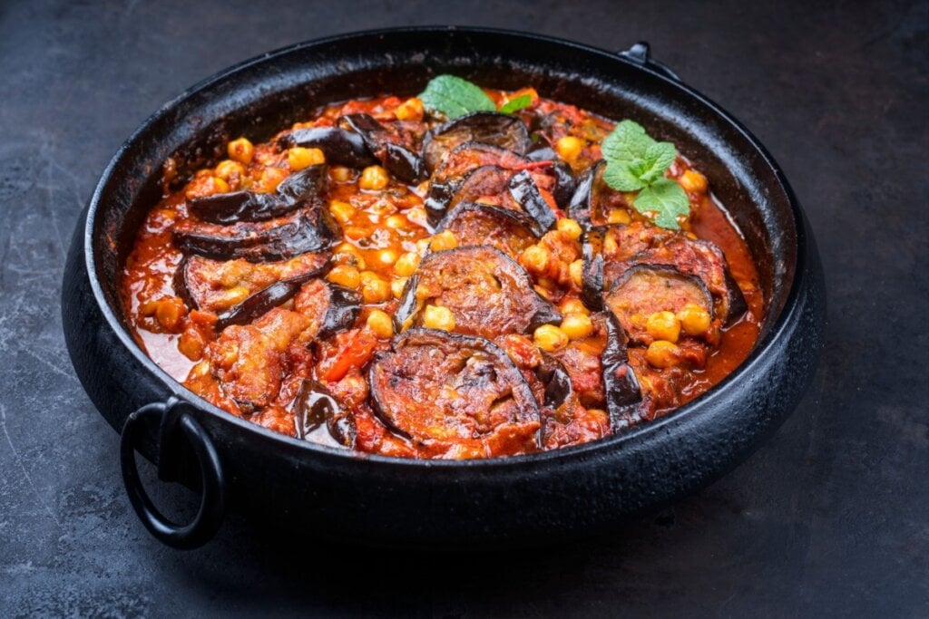 Ensopado de berinjela com grão-de-bico (Imagem: hlphoto | Shutterstock)