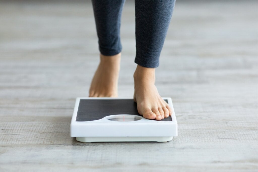 Manter o corpo ativo evita o sedentarismo e ajuda no controle de peso (Imagem: Prostock-studio | Shutterstock) 