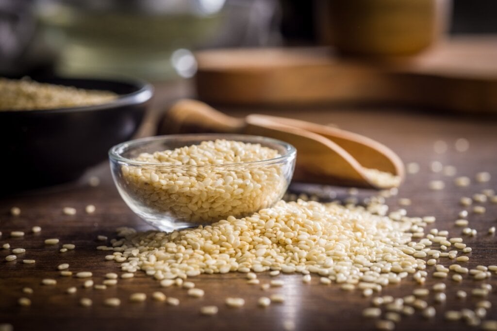 O gergelim é fonte de fibras, favorecendo o funcionamento do intestino (Imagem: Jiri Hera | Shutterstock)