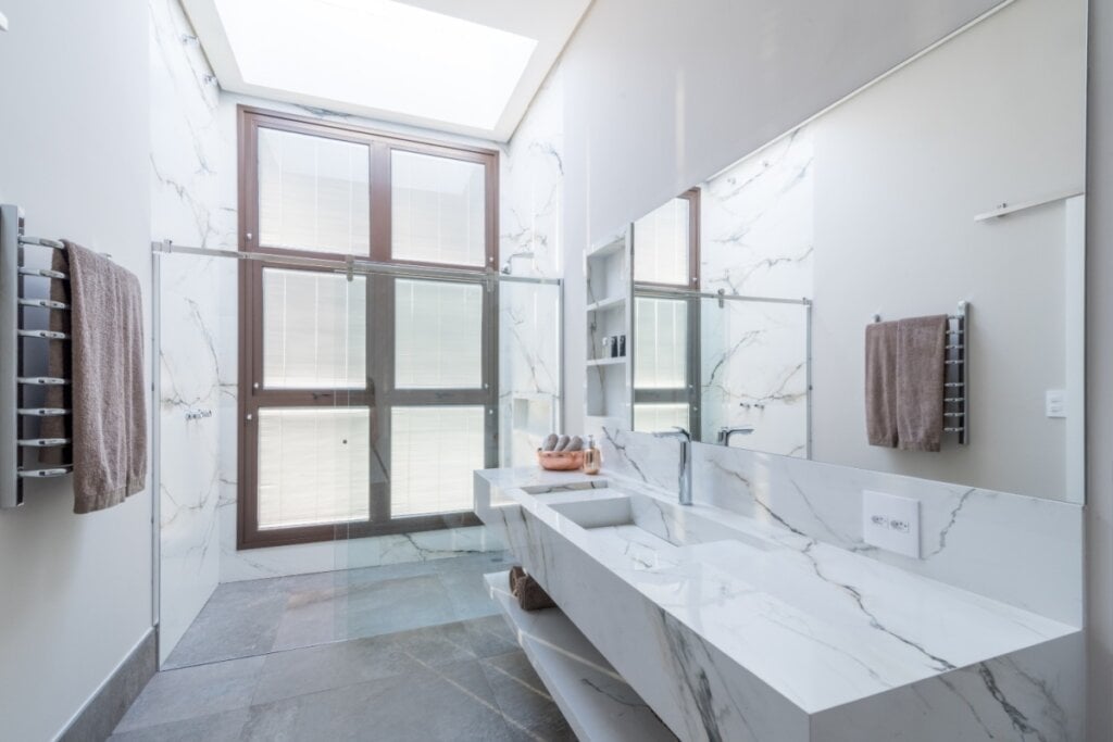 Planejar o acesso à cobertura é essencial para manter a eficiência da iluminação zenital (Projeto: Isabella Nalon | Imagem: Julia Herman)