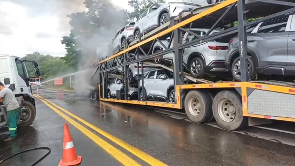 Incêndio em caminhão-cegonha prejudica o trânsito na BR 101 em Fundão