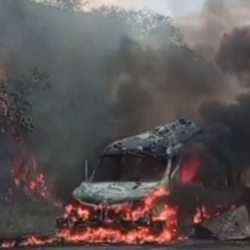 Veículo foi tomado e destruído pelas chamas; as três pessoas que estavam no automóvel não sofreram ferimentos