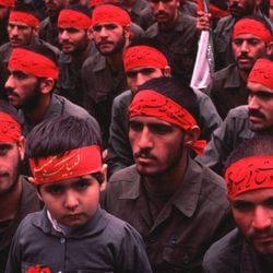 O país tem Parlamento e presidente eleitos pelo povo, mas todo o poder se concentra em uma figura, que é o líder supremo — e cujo poder quase não tem contrapeso.