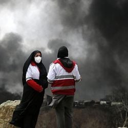 Pelo menos quatro instalações petrolíferas perto da capital foram danificadas por ataques aéreos dos EUA e de Israel; especialistas alertam que escala de poluentes liberados pode ser 'sem precedentes'.