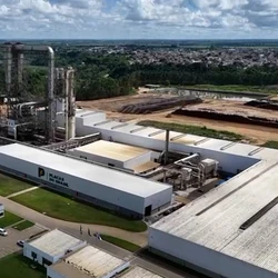 Inaugurada em 2018 por investidores do Espírito Santo, a Placas do Brasil já é um dos mais relevantes fabricantes de matéria-prima para a indústria moveleira do país