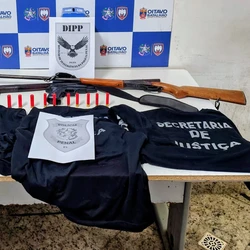 Na casa da suspeita foram encontrados uniformes da Sejus, duas espingardas e uma réplica de arma