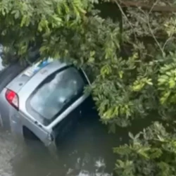Vítima de 37 anos conseguiu sair do veículo e subir até a ponte para pedir ajuda antes de ser socorrida pelo Corpo de Bombeiros e encaminhada a um hospital