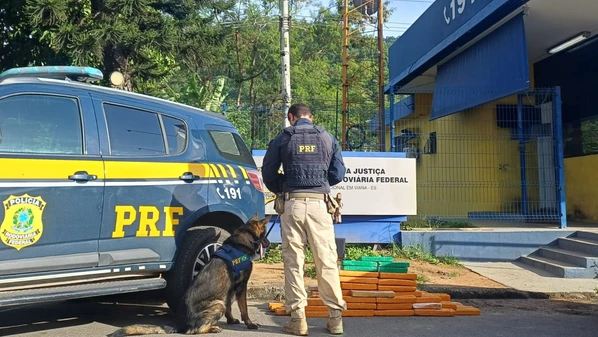 Segundo a Polícia Rodoviária Federal, dois ocupantes do veículo transportavam a droga, que vinha do interior de São Paulo e tinha como destino a Grande Vitória