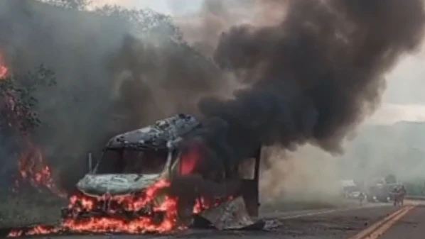 Veículo foi tomado e destruído pelas chamas; as três pessoas que estavam no automóvel não sofreram ferimentos