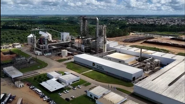 Inaugurada em 2018 por investidores do Espírito Santo, a Placas do Brasil já é um dos mais relevantes fabricantes de matéria-prima para a indústria moveleira do país