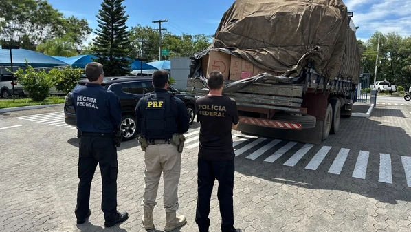 Motorista do caminhão contou para os policiais que recebeu pagamento para transportar carga de Juiz de Fora (MG) para Vila Velha (ES)