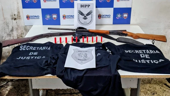 Na casa da suspeita foram encontrados uniformes da Sejus, duas espingardas e uma réplica de arma