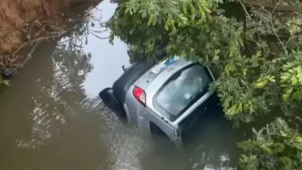 Vítima de 37 anos conseguiu sair do veículo e subir até a ponte para pedir ajuda antes de ser socorrida pelo Corpo de Bombeiros e encaminhada a um hospital