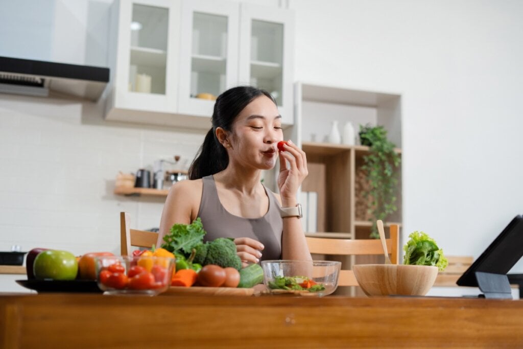 O consumo de fibras aliado à prática regular de atividade física pode ajudar a reduzir o risco de câncer, especialmente o colorretal (Imagem: THICHA SATAPITANON | Shutterstock)