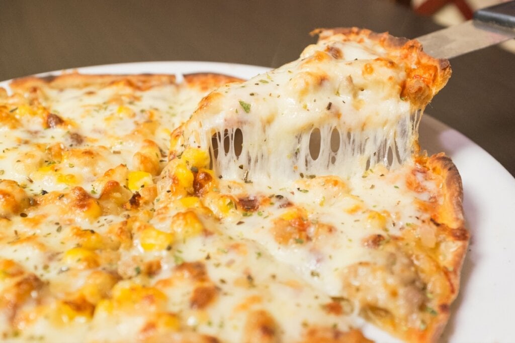 Pizza de milho-verde e muçarela (Imagem: Aliaksander Pakhuchy | Shutterstock)