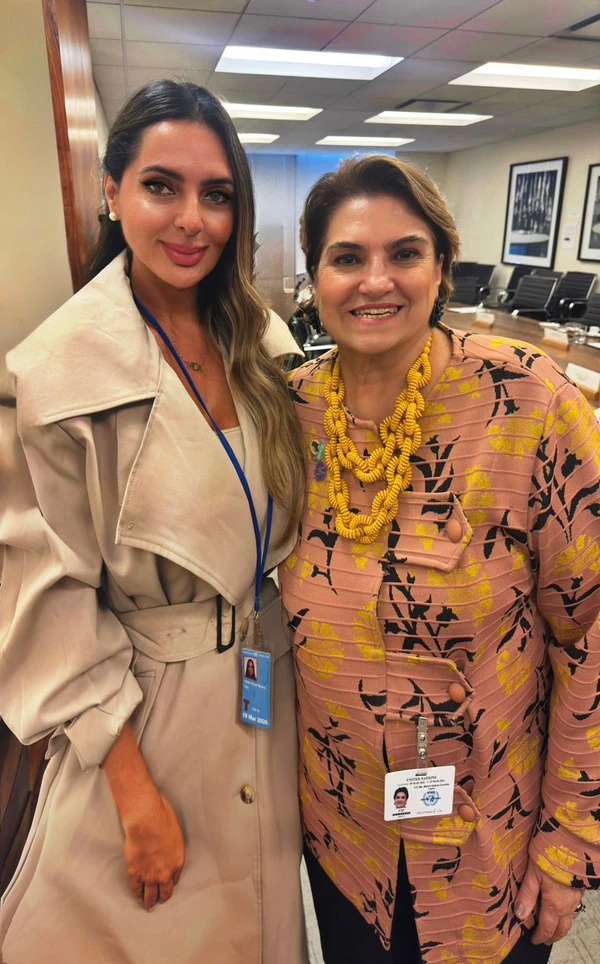 Gina Strozzi com a ministra das Mulheres, Márcia Lopes, em evento em Nova York, que contou também com a ex-presidente do Chile Michele Bachelet e a primeira-dama do Brasil, Rosângela Lula da Silva, a Janja