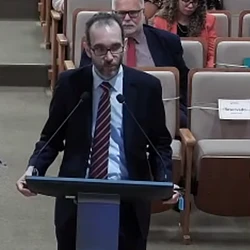 Advogado Fabrício Campos busca provar inocência de juiz aposentado acusado de mandar matar Alexandre Martins; julgamento ocorre nesta quinta-feira (12) no TJES