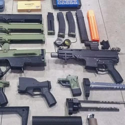 Investigação aponta rede que produzia e comercializava “ghost guns”, armas sem numeração de série fabricadas com impressoras 3D e vendidas pela internet