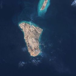 Habitada há mais de 2 mil anos, esta ilha, a cerca de 28 quilômetros da costa iraniana, representa uma parte fundamental das exportações de petróleo do país.