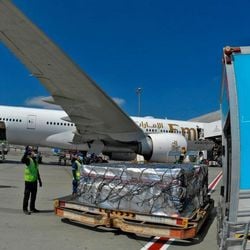 As repercussões econômicas do conflito em curso no Oriente Médio vão muito além da produção de combustível e serão sentidas em todo o mundo em setores essenciais como saúde e alimentação.