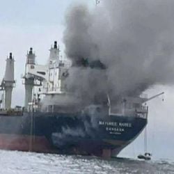 Os preços do petróleo voltaram a subir nesta quinta-feira (12/3), chegando a atingir US$ 100 por barril, após mais três navios cargueiros serem atacados no Golfo Pérsico.