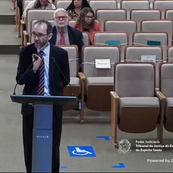 Para a defesa, a acusação age de forma implacável e disparando para todos os lados com o único objetivo de destruir o alvo. O julgamento de Antônio Leopoldo Teixeira ocorre nesta quinta-feira (12)