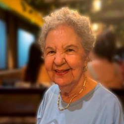 Natural de Espírito Santo do Pinhal (SP) e mãe da jornalista Mariana Perini, Marlene morou no ES por 15 anos e sempre manteve laços com o Estado