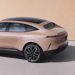 Com opções de quatro ou cinco lugares, SUV 100% elétrico tem proposta luxuosa, com acabamentos premium e três telas integradas que somam 36”