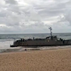 Embarcação “Guarapari”, batizada em homenagem ao município capixaba, ficou presa na areia da Praia da Macumba durante manobra no litoral carioca