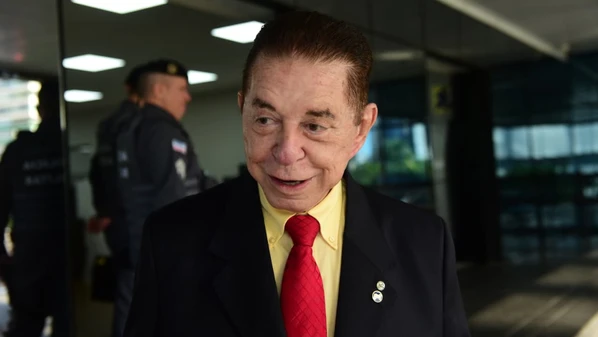 Alexandre Martins de Castro, pai do juiz Alexandre Martins de Castro Filho, em frente ao TJES, antes do julgamento do juiz Antônio Leopoldo, acusado de participação no assassinato