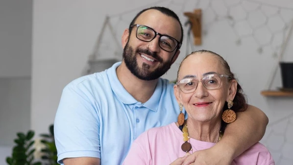Weberton Colombino descobriu a doença da mãe já em estágio intermediário, quando ela tinha 60 anos. Estudante de psicologia de Vila Velha, ele relata a rotina como cuidador e usa as redes sociais para orientar outras famílias