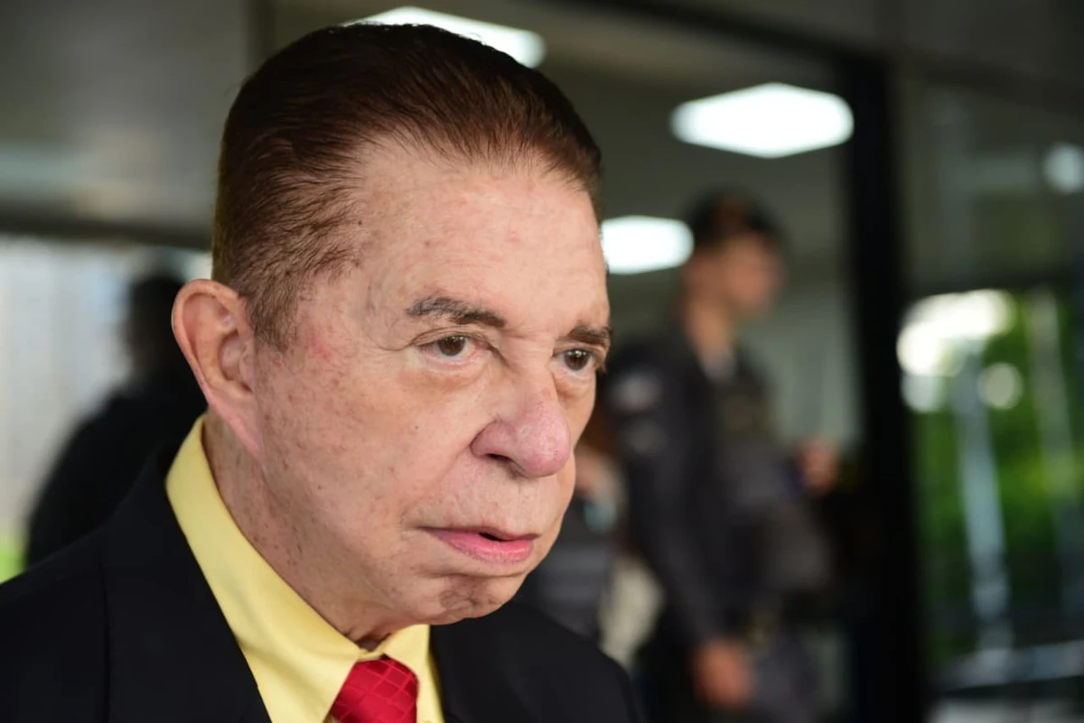 Alexandre Martins de Castro, pai do juiz Alexandre Martins de Castro Filho, em frente ao TJES, antes do julgamento do juiz Antônio Leopoldo, acusado de participação no assassinato