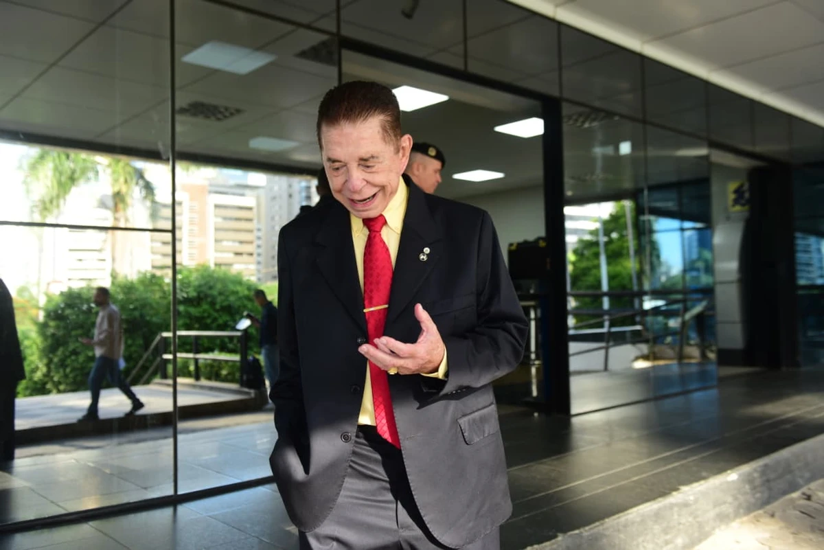 Alexandre Martins de Castro, pai do juiz Alexandre Martins de Castro Filho, em frente ao TJES, antes do julgamento do juiz Antônio Leopoldo, acusado de participação no assassinato