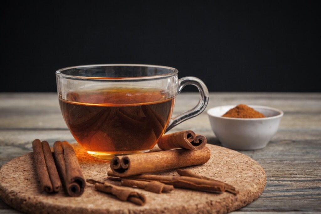 Chá termogênico de café com canela e gengibre (Imagem: NewFabrika | Shutterstock)