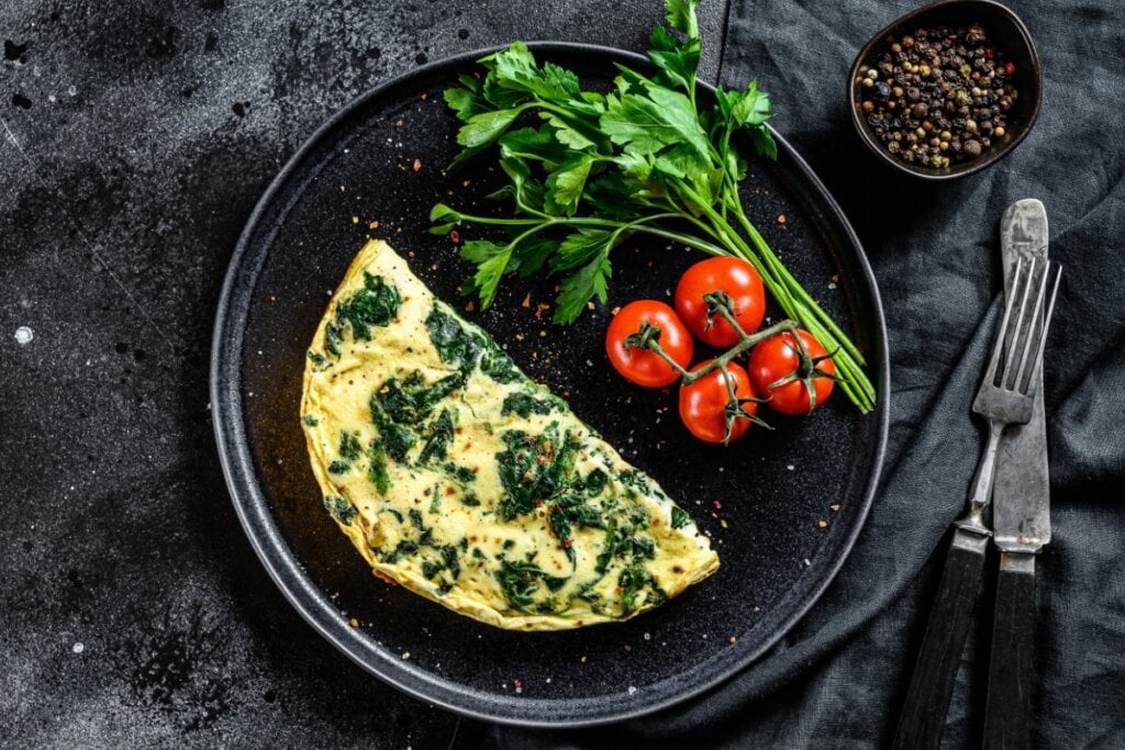 Com ingredientes simples, a omelete de espinafre com queijo é uma opção prática e cheia de nutrientes (Imagem: Mironov Vladimir | Shutterstock)