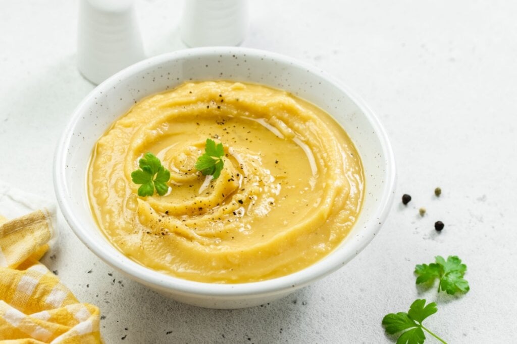 Creme de ervilha com gengibre e cúrcuma (Imagem: Irina Rostokina | Shutterstock)